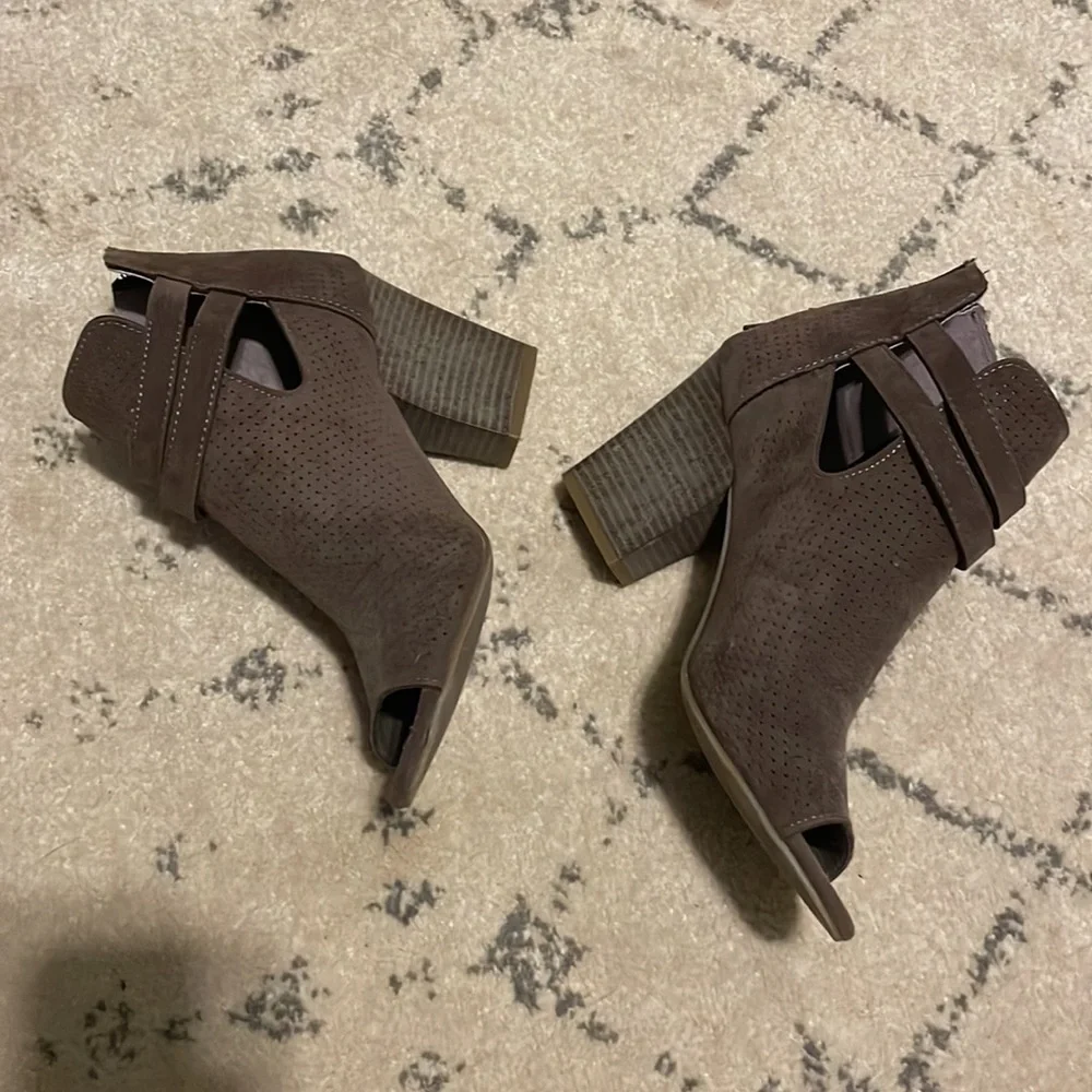 White Mountain Booties - Picture 2 of 8